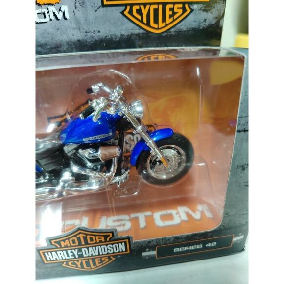 Harley-Davidson Motorcycles HD Custom Series 42 2009 FDXFSE CVO "Fat Bob" Blue - Picture 8 of 15